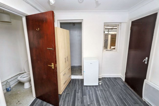 1 & 1A Albert Road, East Barnet EN4 9SH 5