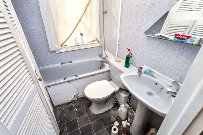 1 & 1A Albert Road, East Barnet EN4 9SH 5