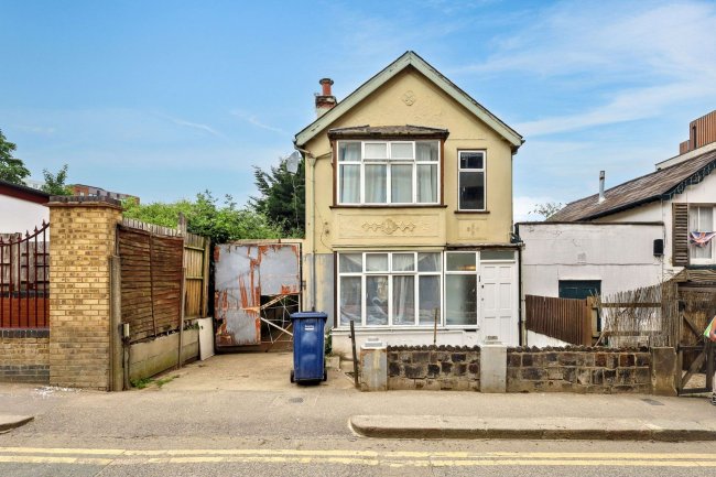 1 & 1A Albert Road, East Barnet EN4 9SH 5