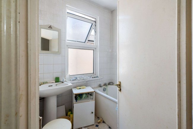 297 Long Lane, Finchley, London, N2 8JW 4