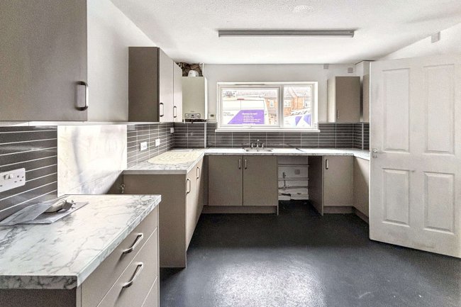 47 Shelley Grove, Bradford, West Yorkshire, BD8 0JZ 7