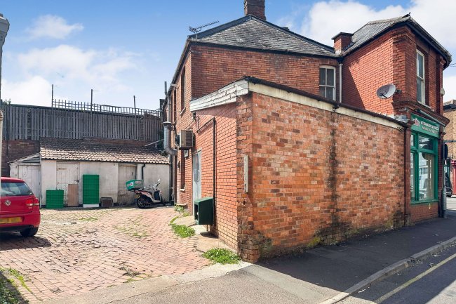 144 East Reach, Taunton, Somerset TA1 3HT 5