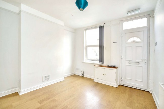 16 Ealing Avenue, Basford, Nottingham, NG6 0BB 3