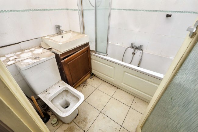43 Hazelwood Lane, Palmers Green, London, N13 5EZ 1
