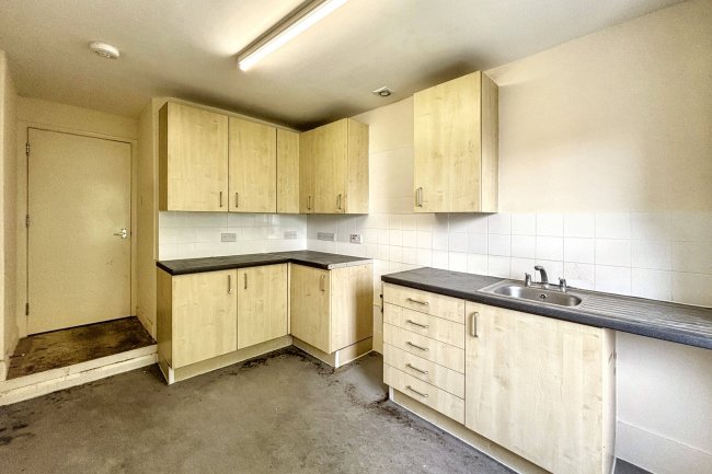 Flat C, 147 Brondesbury Park, Willesden Green, London NW2 5JL 4