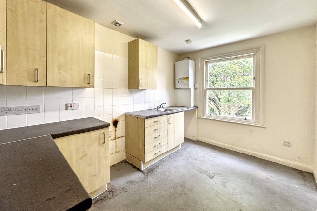 Flat C, 147 Brondesbury Park, Willesden Green, London NW2 5JL 4