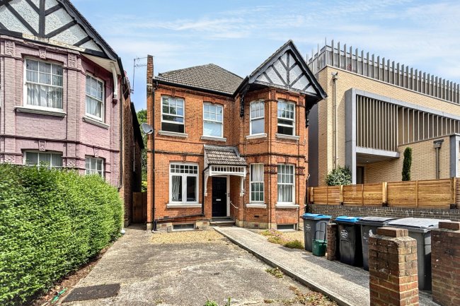 Flat C, 147 Brondesbury Park, Willesden Green, London NW2 5JL 4