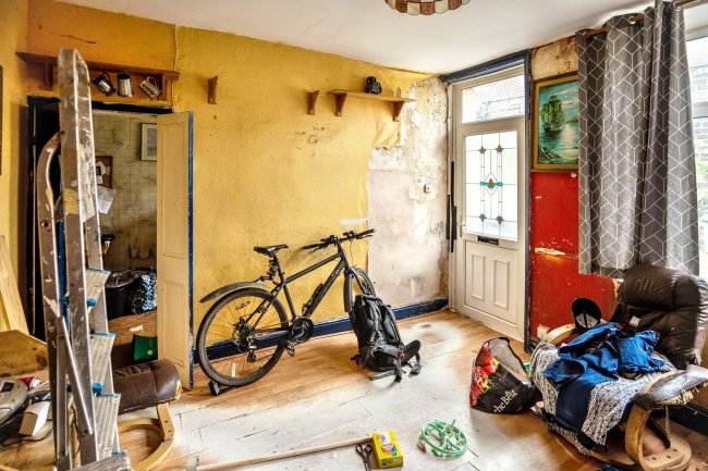 8 Victoria Place, Yeadon, Leeds, LS19 7HG 9