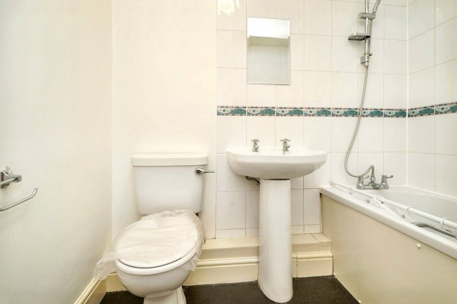 9B Farningham Road, Caterham, CR3 6LL 5