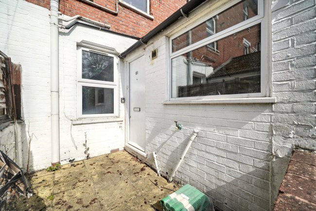 9B Farningham Road, Caterham, CR3 6LL 5