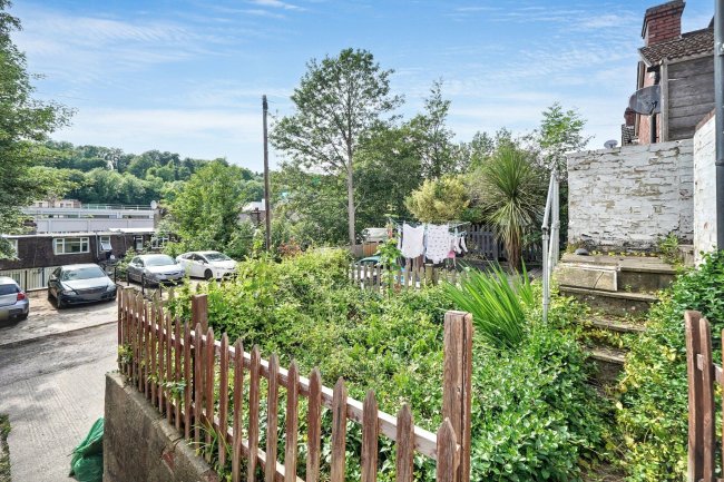 9B Farningham Road, Caterham, CR3 6LL 5