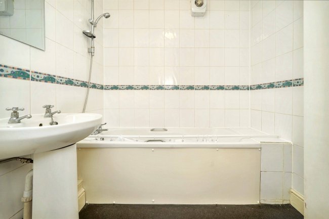 9B Farningham Road, Caterham, CR3 6LL 5