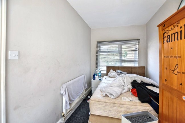 1A Goodmayes Lane, Ilford, Essex, IG3 9PB 8