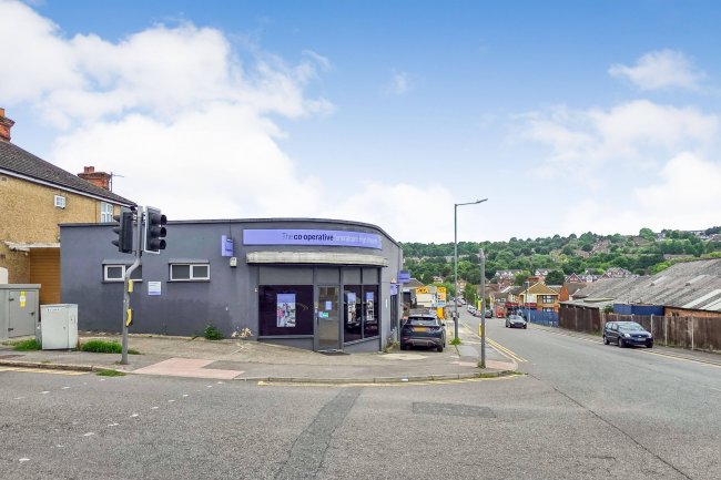 110 Dashwood Avenue, High Wycombe, HP12 3EB 2