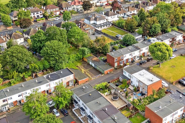Garages between 27 & 29 Aldersgrove Avenue, Mottingham, London, SE9 4PH 3
