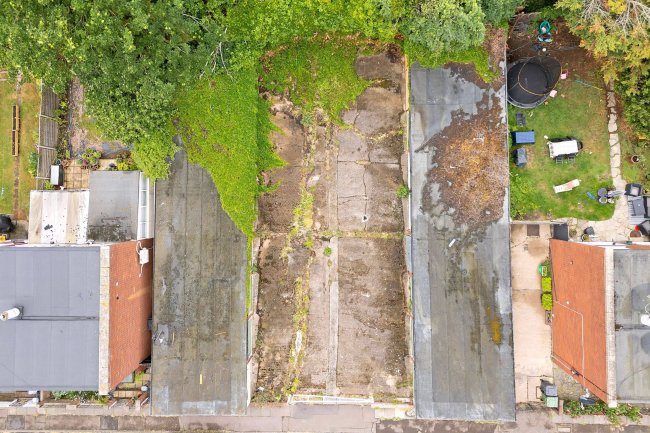 Garages between 27 & 29 Aldersgrove Avenue, Mottingham, London, SE9 4PH 3