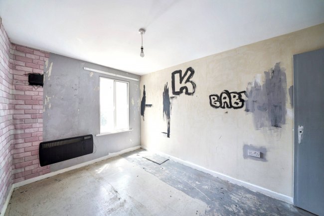 95 Carmichael Close, Ruislip HA4 6LG 8