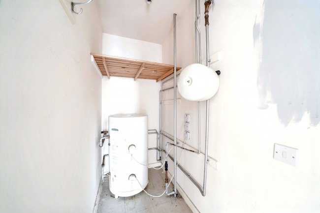 95 Carmichael Close, Ruislip HA4 6LG 8