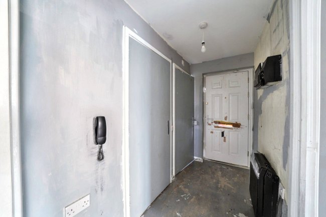 95 Carmichael Close, Ruislip HA4 6LG 8