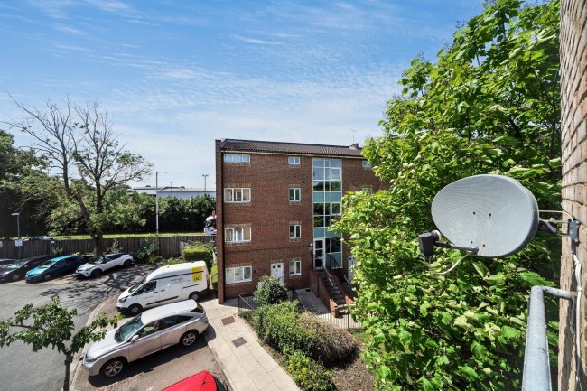 95 Carmichael Close, Ruislip HA4 6LG 8