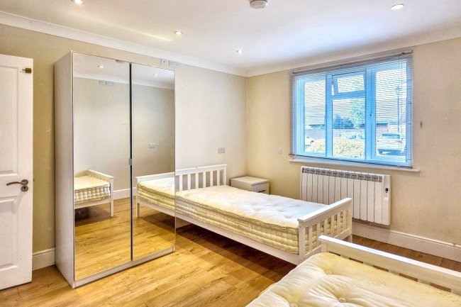 6 Algar Close, Isleworth, Middlesex, TW7 7AQ 4