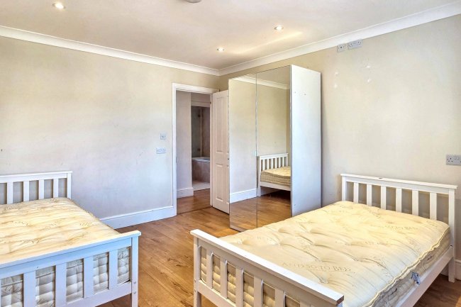 6 Algar Close, Isleworth, Middlesex, TW7 7AQ 4