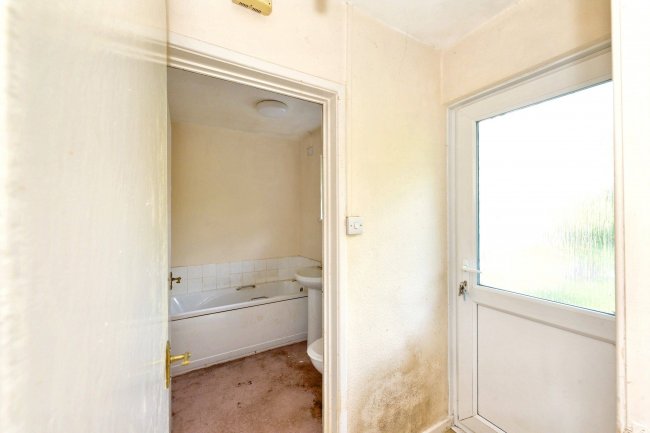 52 High Street, Henlow, SG16 6AA 1