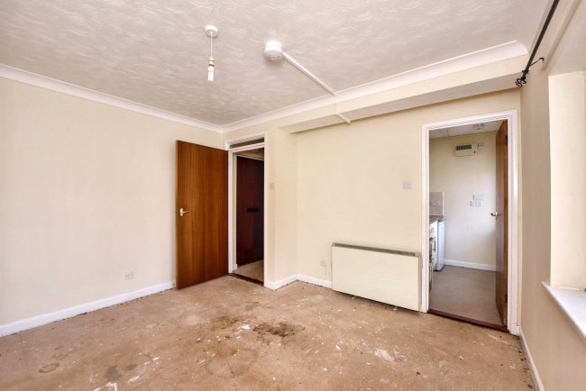 9A Oulton Hall, Marine Parade, Claton-on-Sea CO15 6JU 4