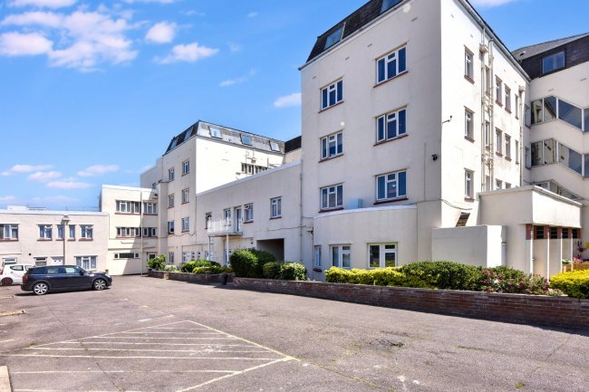 9A Oulton Hall, Marine Parade, Claton-on-Sea CO15 6JU 4