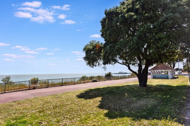 9A Oulton Hall, Marine Parade, Claton-on-Sea CO15 6JU 4