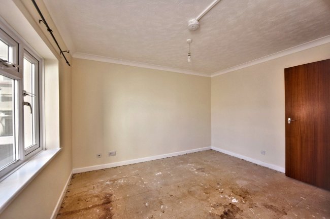 9A Oulton Hall, Marine Parade, Claton-on-Sea CO15 6JU 4