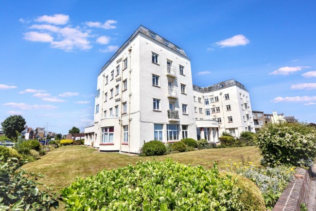 9A Oulton Hall, Marine Parade, Claton-on-Sea CO15 6JU 4