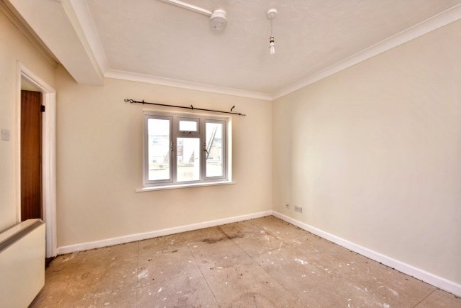 9A Oulton Hall, Marine Parade, Claton-on-Sea CO15 6JU 4