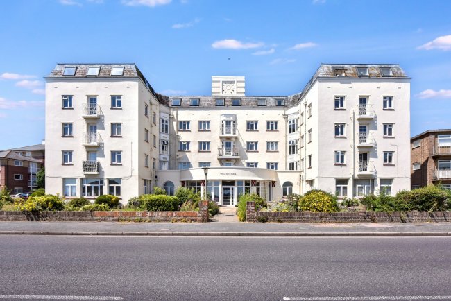 9A Oulton Hall, Marine Parade, Claton-on-Sea CO15 6JU 4