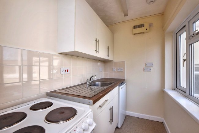 9A Oulton Hall, Marine Parade, Claton-on-Sea CO15 6JU 4