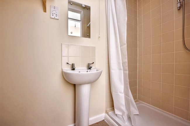 9A Oulton Hall, Marine Parade, Claton-on-Sea CO15 6JU 4