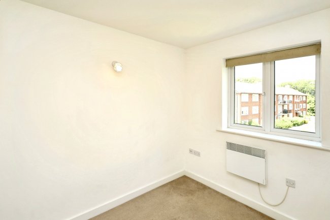 11 Celandine Grove, Southgate, London, N14 4BP 4