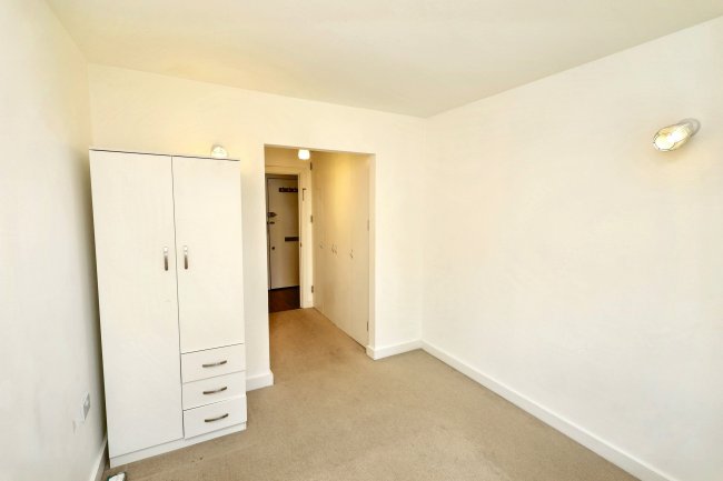 11 Celandine Grove, Southgate, London, N14 4BP 4