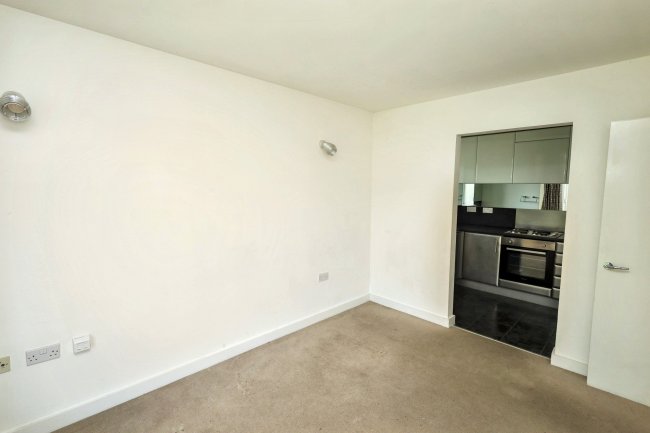 11 Celandine Grove, Southgate, London, N14 4BP 4