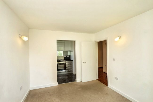 11 Celandine Grove, Southgate, London, N14 4BP 4