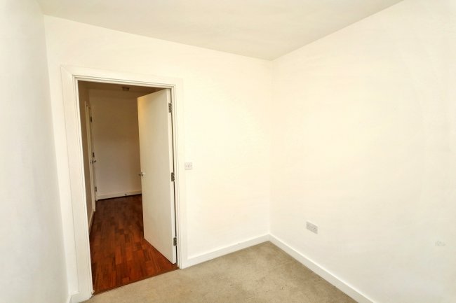 11 Celandine Grove, Southgate, London, N14 4BP 4