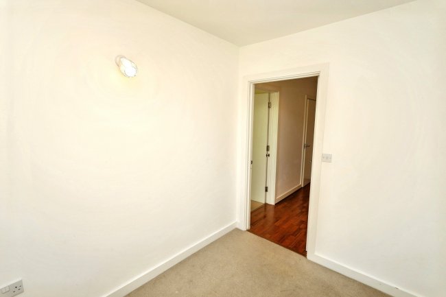 11 Celandine Grove, Southgate, London, N14 4BP 4