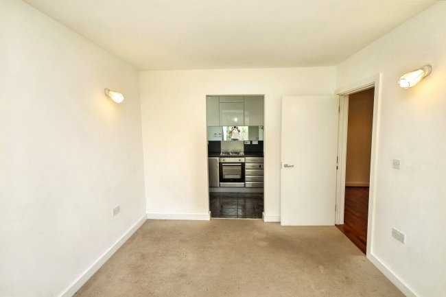 11 Celandine Grove, Southgate, London, N14 4BP 4