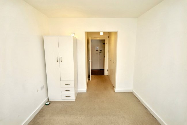 11 Celandine Grove, Southgate, London, N14 4BP 4