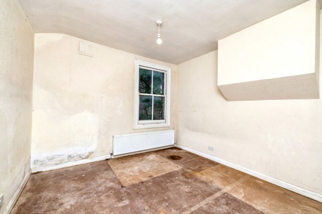 21 A & B Reginald Road, Forest Gate, London E7 9HS 5