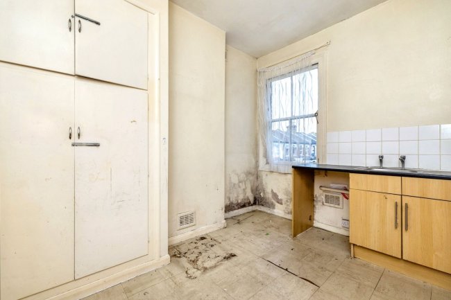 21 A & B Reginald Road, Forest Gate, London E7 9HS 5