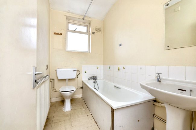 21 A & B Reginald Road, Forest Gate, London E7 9HS 5