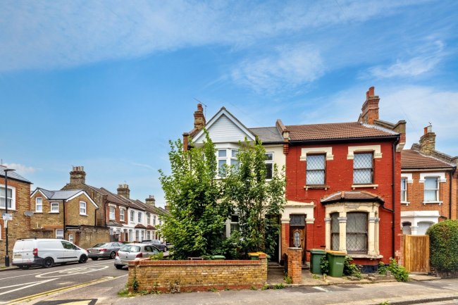 21 A & B Reginald Road, Forest Gate, London E7 9HS 5