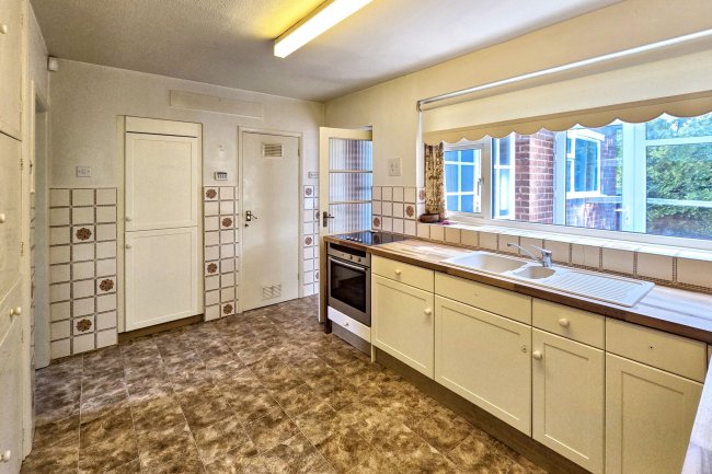 25 Westbrook Drive, Chesterfield, S40 3PQ 5