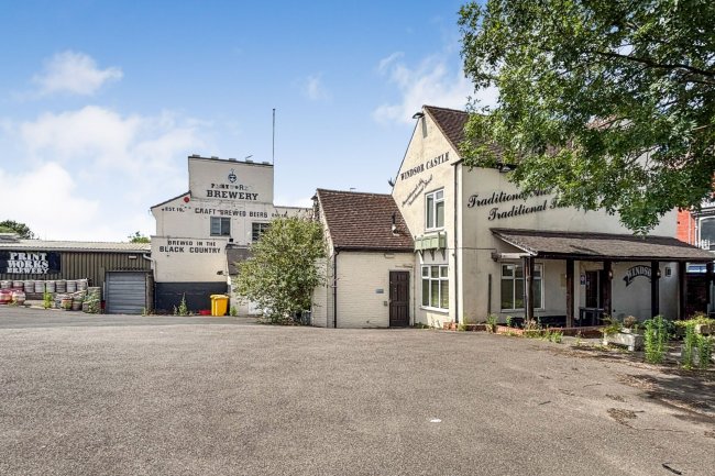 The Windsor Castle, 7 Stourbridge Road, West Midlands, DY9 7DG 4